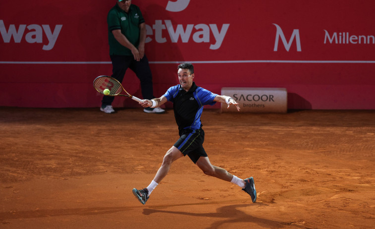 Bautista pasa de ronda tras un partido muy complicado