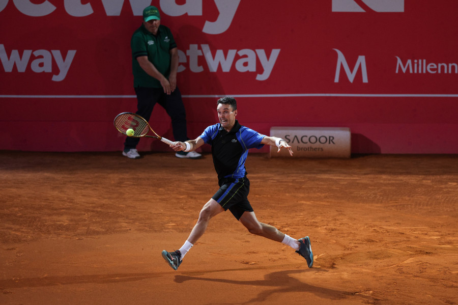 Bautista pasa de ronda tras un partido muy complicado