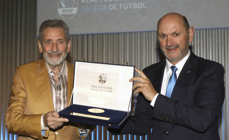 Carlos Mouriño recibe la medalla de oro de la Federación Gallega