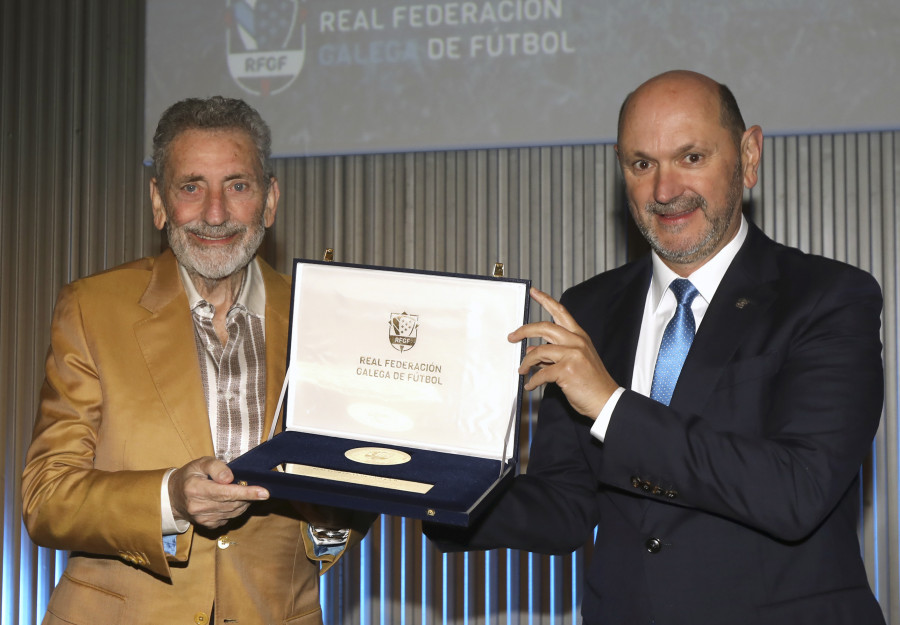 Carlos Mouriño recibe la medalla de oro de la Federación Gallega