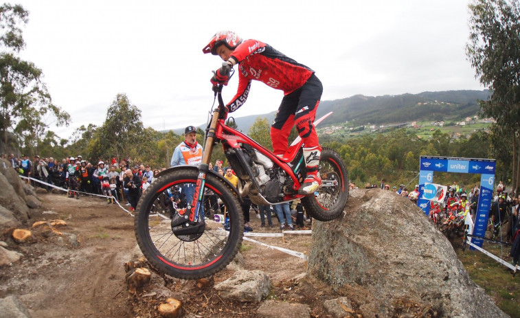 Jaime Busto y Toni Bou empatan en el liderato del Mundial