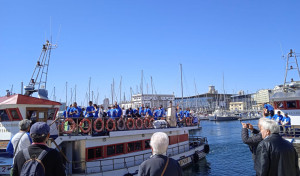 Los Riazor Blues llegan en barco a Ferrol