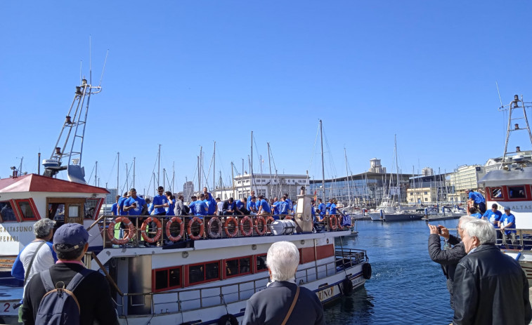 Los Riazor Blues llegan en barco a Ferrol