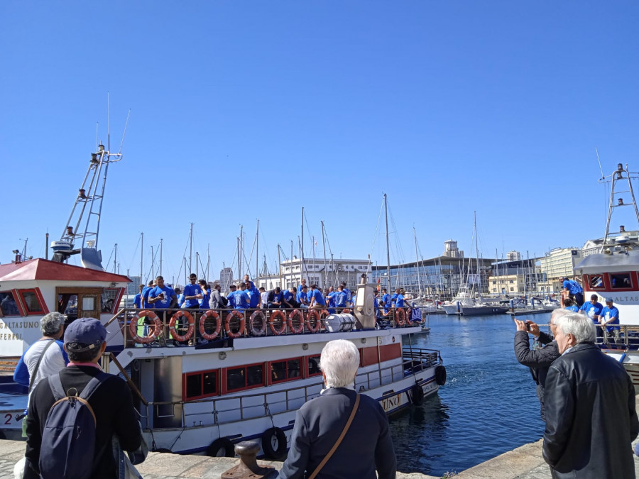 Los Riazor Blues llegan en barco a Ferrol