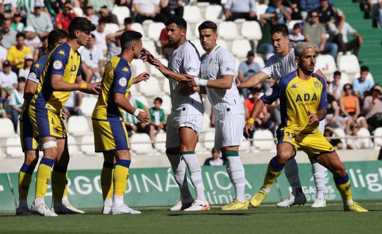 El Alcorcón empata en Córdoba (1-1) y mantiene el primer puesto