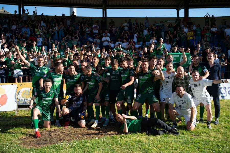 El Arenteiro celebra un histórico ascenso a Primera RFEF