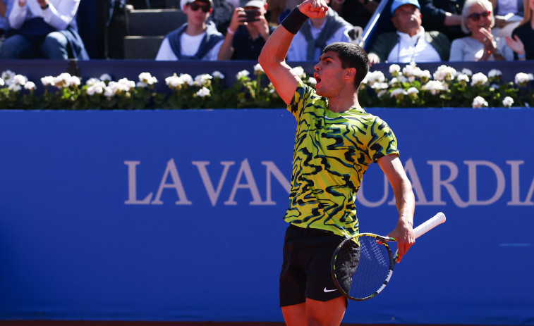 Alcaraz barre a Tsitsipas y amplía su reinado en Barcelona
