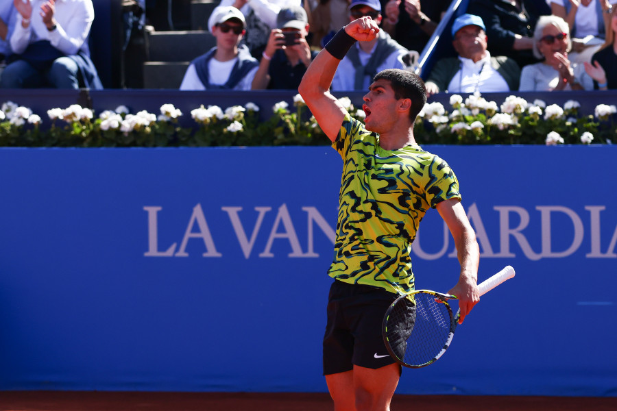 Alcaraz barre a Tsitsipas y amplía su reinado en Barcelona