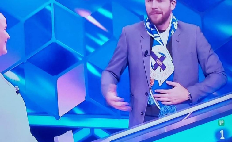 El presentador Rodrigo Vázquez luce la bufanda del Depor en su programa