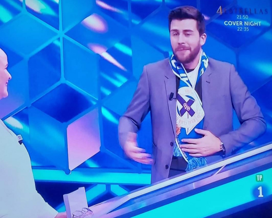 El presentador Rodrigo Vázquez luce la bufanda del Depor en su programa
