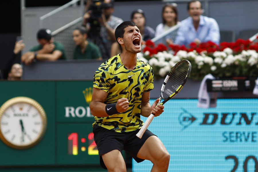 Alcaraz remonta a Ruusuvuori para alcanzar la tercera ronda en Madrid