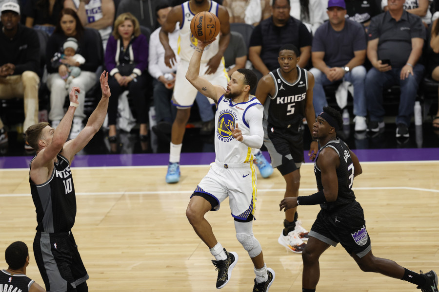 Curry reina en Sacramento