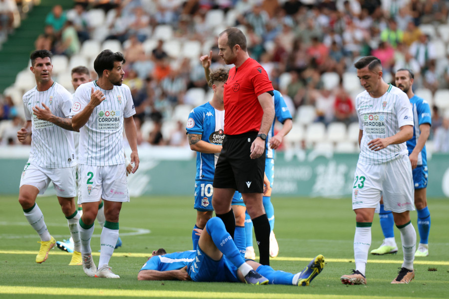 La afición del Depor, contra los arbitrajes, enseña la roja