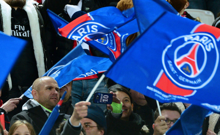 Centenares de hinchas piden la dimisión de la cúpula de PSG a las puertas de su sede