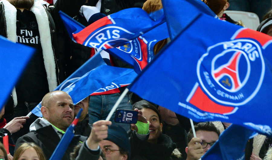 Centenares de hinchas piden la dimisión de la cúpula de PSG a las puertas de su sede