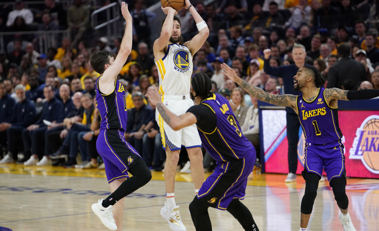 Los Warriors trituran a los Lakers en 24 minutos