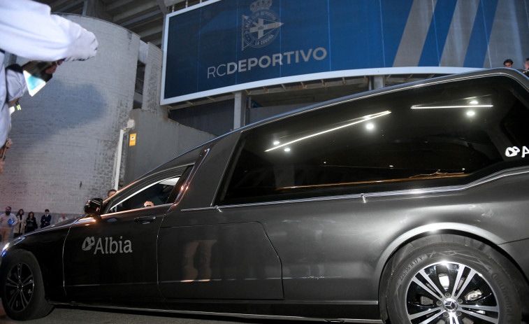 Llega el coche fúnebre a Riazor, entre los vítores de los aficionados