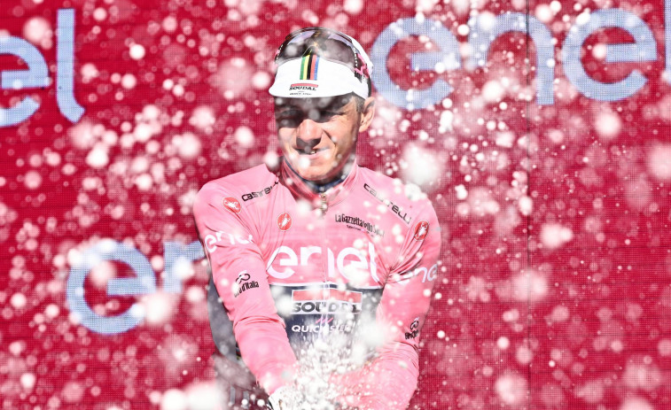 Evenepoel revienta el crono y se viste la primera 'maglia rosa' del Giro