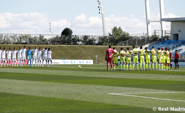 Minuto de silencio por Arsenio Iglesias en el Alfredo Di Stéfano antes del Real Madrid Castilla-Ceuta