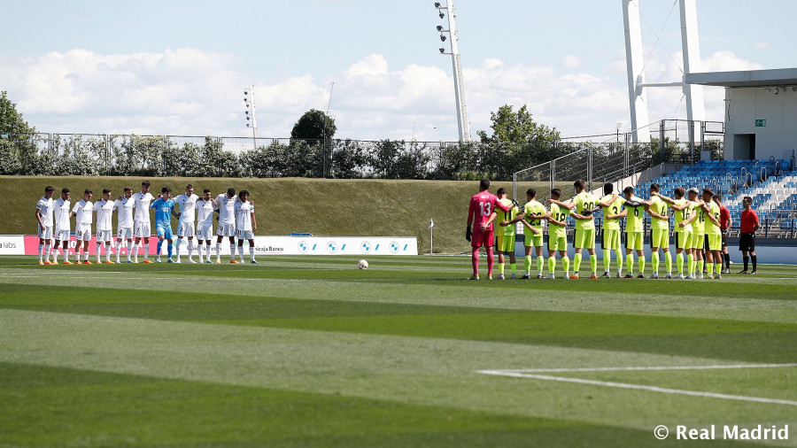 Minuto de silencio por Arsenio Iglesias en el Alfredo Di Stéfano antes del Real Madrid Castilla-Ceuta