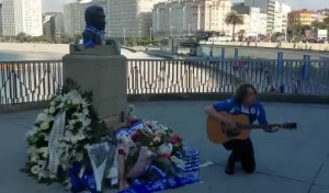 Emotivo homenaje de Jesús Suárez junto al busto de Arsenio