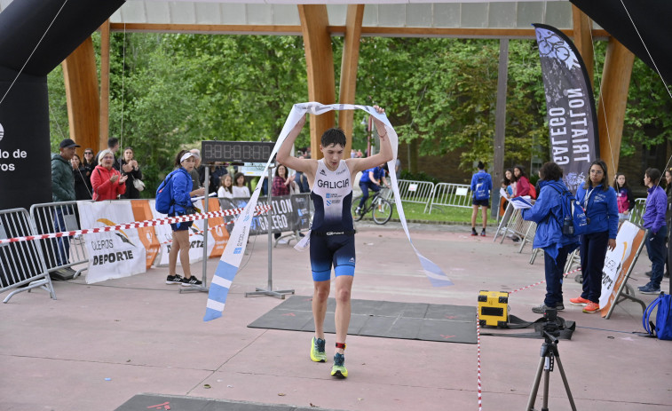 Lucas Riola y Lara Solsona, campeones en el Triatlón Concello de Oleiros