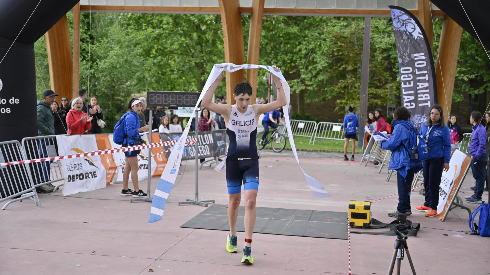 Lucas Riola y Lara Solsona, campeones en el Triatlón Concello de Oleiros