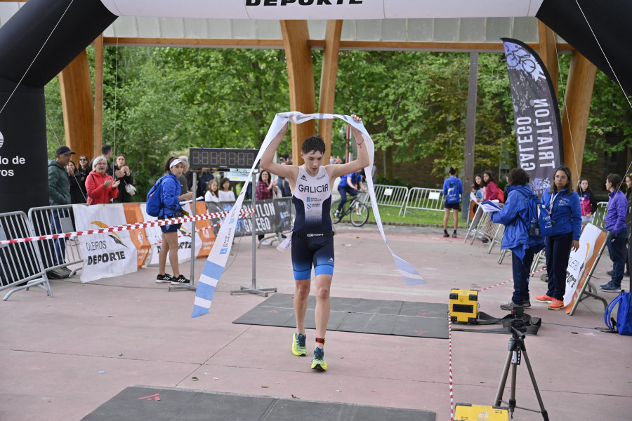 Lucas Riola y Lara Solsona, campeones en el Triatlón Concello de Oleiros