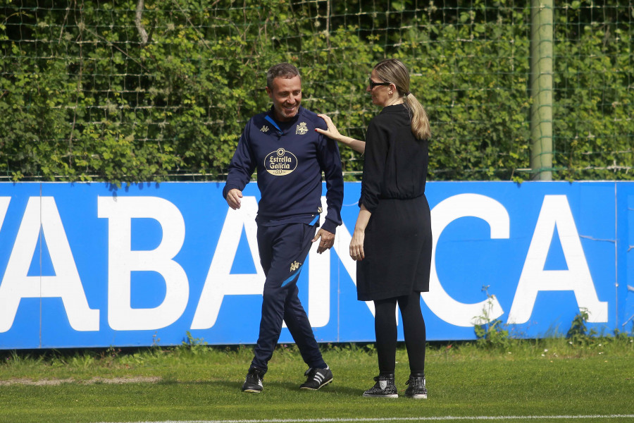 La consejera Emma Lustres se pasó por Abegondo a mostrar su apoyo al plantel y cuerpo técnico del Depor