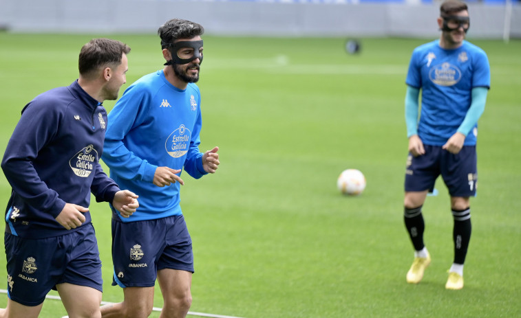 Lucas y Quiles ya trabajan con sus máscaras en Riazor