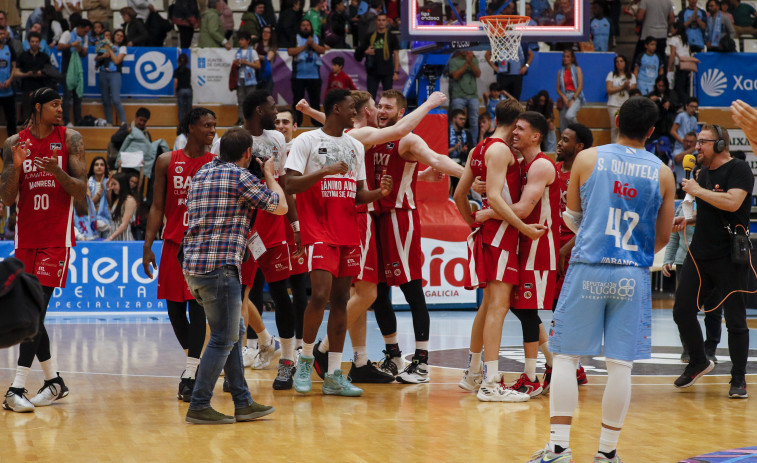 Robinson da la permanencia a Manresa ante un Breogán que la comprometió (81-82)