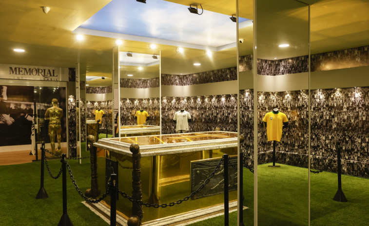 El mausoleo de Pelé abre sus puertas rodeado de fútbol