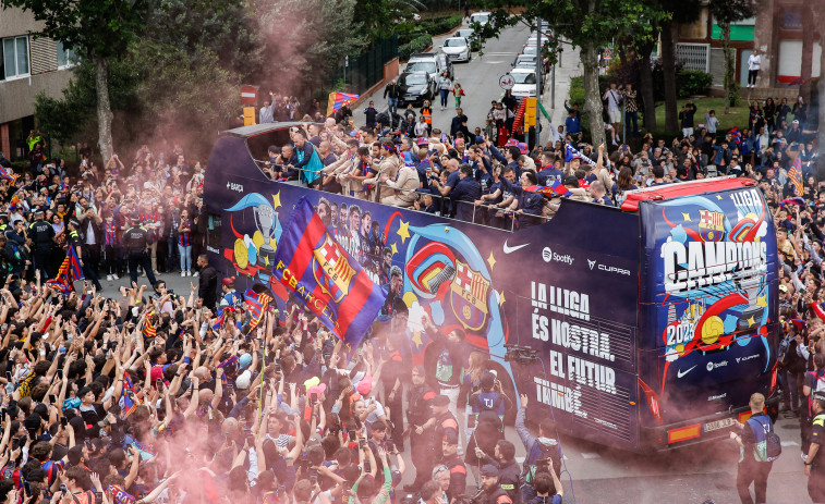 Barcelona masculino y femenino celebrarón los títulos de Liga por la capital catalana