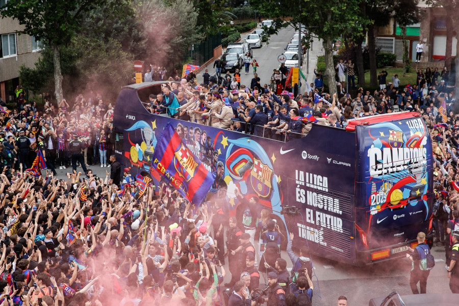 Barcelona masculino y femenino celebrarón los títulos de Liga por la capital catalana