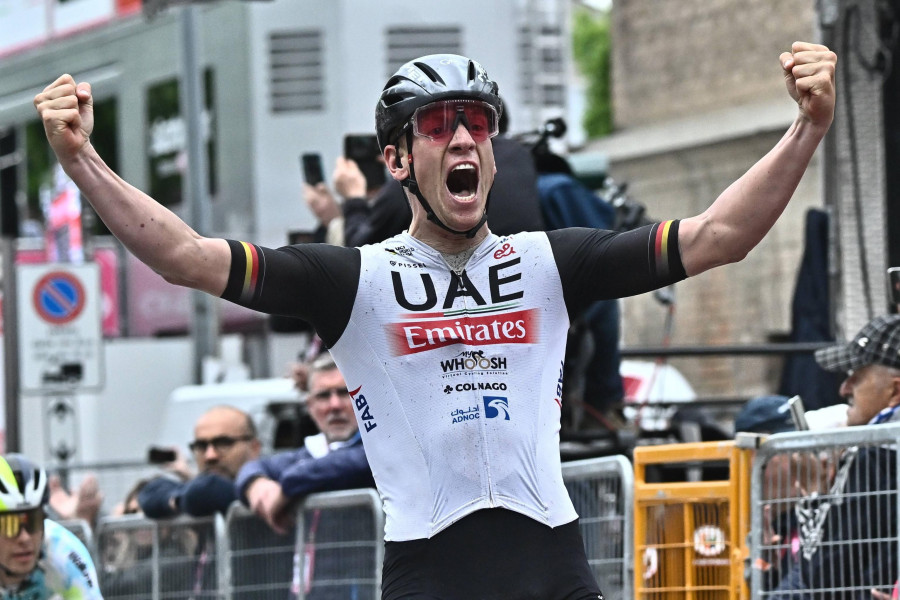 Ackermann gana en un esprint de "foto finish" y Geraint Thomas sigue de rosa