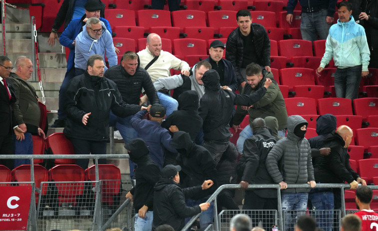 El AZ Alkmaar investigará las agresiones de ultras a familiares de jugadores del West Ham