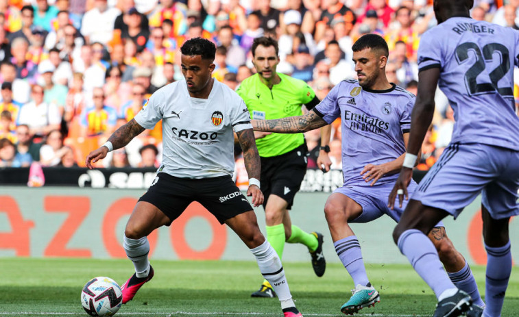 El Valencia derrota al Real Madrid y aparta a los madridistas de la segunda plaza (1-0)