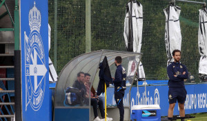 La secretaría técnica sigue a pie de campo y Giménez y Bergantiños conversan en la banda
