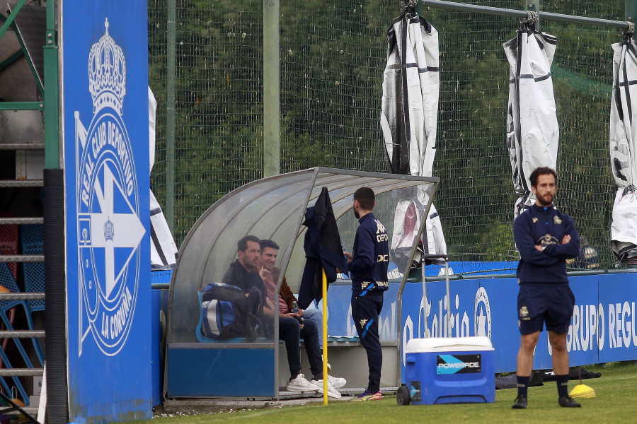 La secretaría técnica sigue a pie de campo y Giménez y Bergantiños conversan en la banda