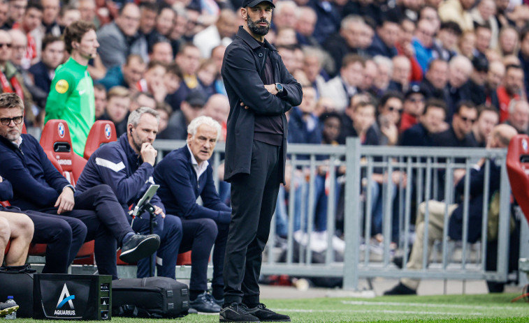 Van Nistelrooy dimite como entrenador del PSV