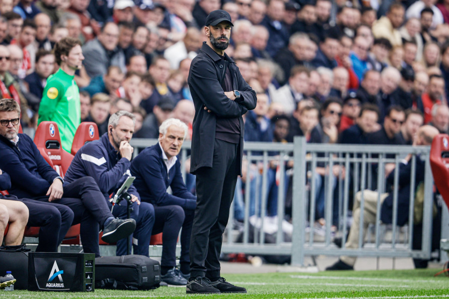 Van Nistelrooy dimite como entrenador del PSV