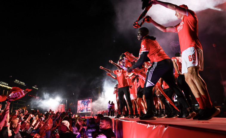 Las calles de Lisboa se visten de rojo para celebrar triunfo del Benfica en la Liga lusa