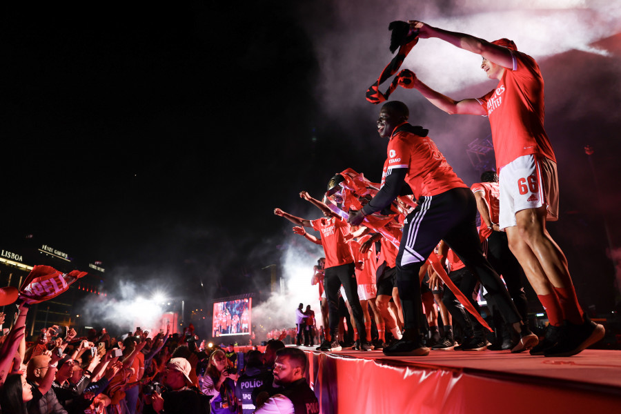 Las calles de Lisboa se visten de rojo para celebrar triunfo del Benfica en la Liga lusa