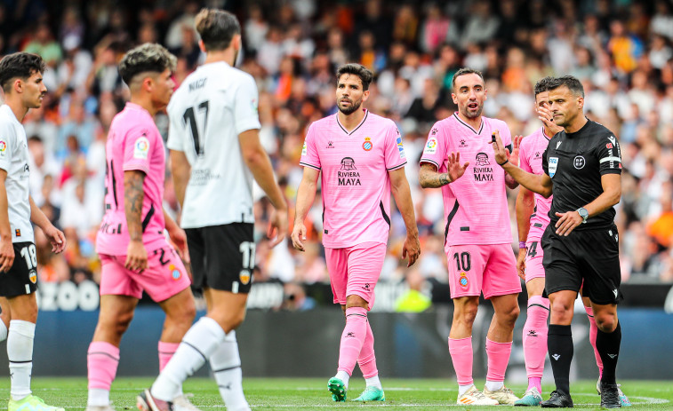 El Valencia empata en la prolongación y manda a Segunda al Espanyol
