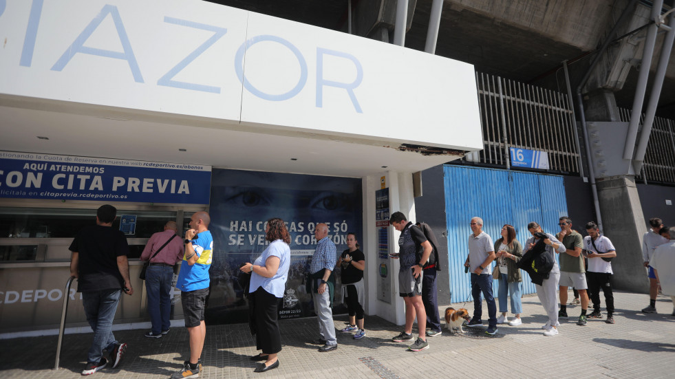 Colas reales y virtuales de casi una hora para comprar una entrada para el Depor-Castellón