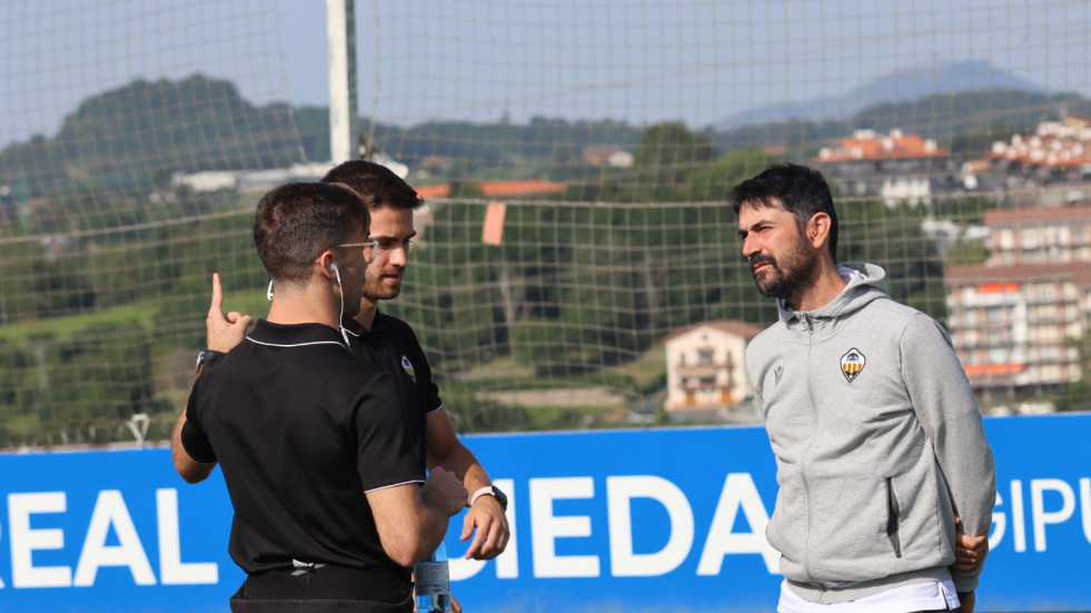 El técnico del Castellón estuvo cerca del Depor y tiene a Miguel Llorente en el staff