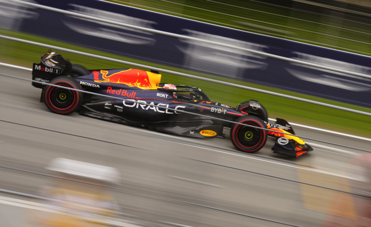 Verstappen lidera el último libre; Alonso, tercero y Sainz, accidentado, quinto