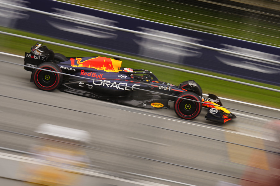 Verstappen se lleva la 'pole' y Sainz sale segundo en Barcelona