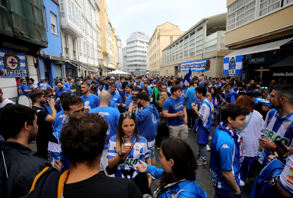 El deportivismo toma la calle San Juan en la previa del primer partido del play off @Patricia G. Fraga (24)