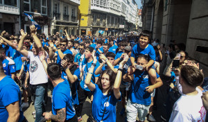 El multitudinario corteo blanquiazul avanza desde María Pita hasta Riazor